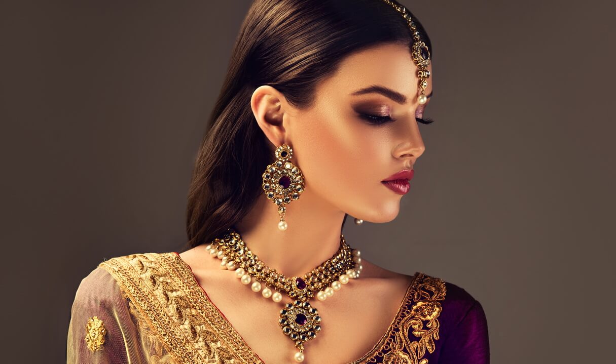 black-haired-woman-splendid-makeup-dressed-traditional-indian-suit-national-jewelry-set (1)